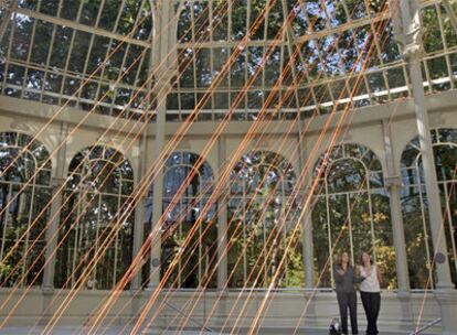 Los haces de hilos iluminados recorren el Palacio de Cristal.