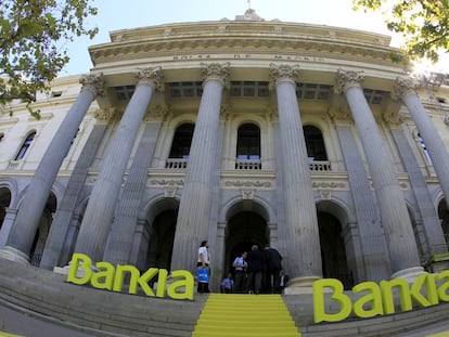 Fachada de la Bolsa de Madrid el día del estreno de Bankia en el parqué