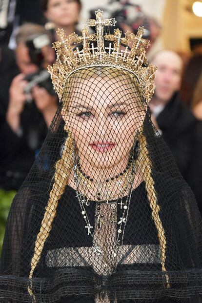 Madonna, con corona y trenzas.