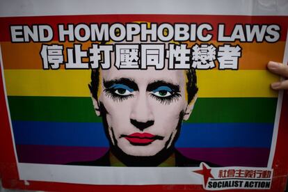 Um manifestante em Hong Kong segura cartaz contra Putin e suas leis contra homossexuais.