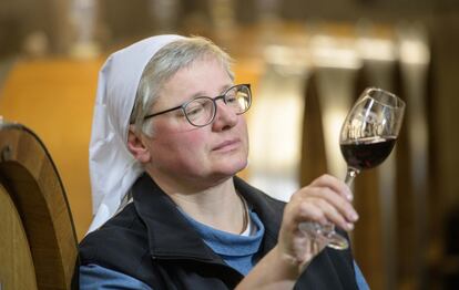 La monja sujeta una copa de vino tinto Spaetburgunder, otra de las variedades que cosechan.