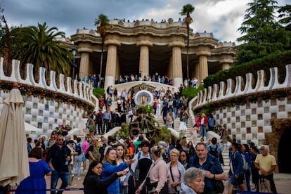 Decenas de personas en la zona monumental del Park Güell, que ha cerrado su perímetro en los últimos años.