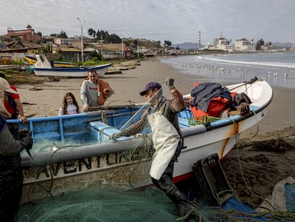 Pescadores se preparan para salir a altamar en Valparaíso, Chile.