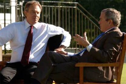 El primer ministro Blair (izquierda) conversa con el presidente Bush durante un receso en la cumbre del G-8 de Gleneagles.