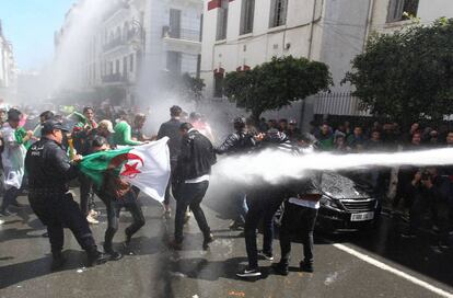 Las fuerzas de seguridad argelinas utilizan cañones de agua para dispersar a los estudiantes que participan en una manifestación antigubernamental en la capital de Argelia.