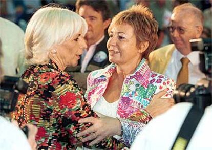 Teófila Martínez saluda a Celia Villalobos en el mítin de ayer en Málaga.