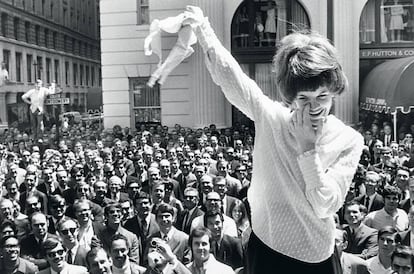 La imagen fue sacada el 1 de agosto de 1969 en las puertas de unos grandes almacenes situados en la esquina de Market y Montgomery, en pleno distrito financiero de San Francisco.