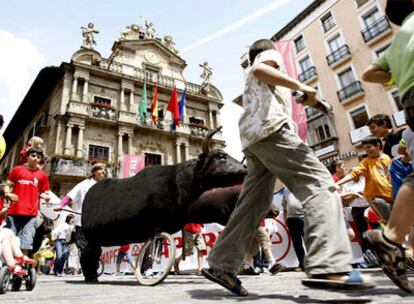 Unos días antes de que empiecen los Sanfermines, los más jovenes 'calientan motores' para que cuando llegue el gran día no se dejen alcanzar por el toro.