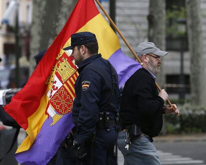 Un hombre con una bandera republicana durante la protesta 'Asedia el Congreso'.