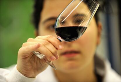 Una investigadora testa un vino en el laboratorio de la fundación Leia.