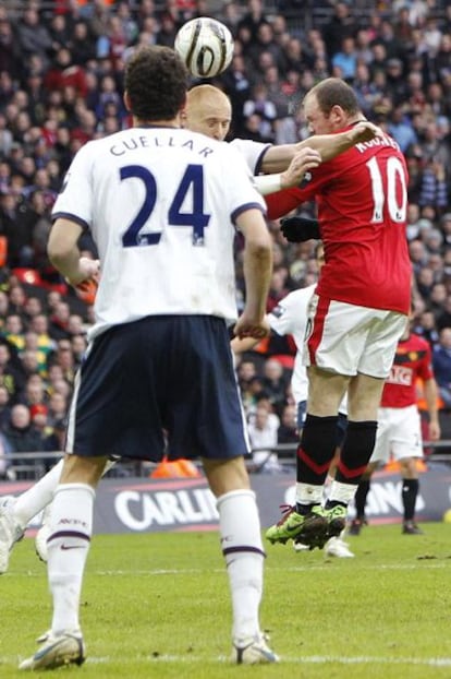 Rooney marca de cabeza. En primer término, Cuéllar.