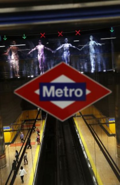 Figuras humanas en la estación del Hospital 12 de Octubre.