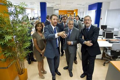 Griñán, junto a la delegada de Gobernación, el presidente de Novasoft (con la mano alzada) y el consejero de Innovación. 