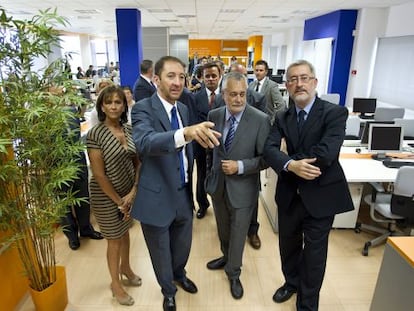 Griñán, junto a la delegada de Gobernación, el presidente de Novasoft (con la mano alzada) y el consejero de Innovación. 