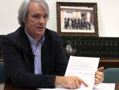 El portavoz de la Organización de Consumidores y Usuarios (OCU), Enrique García, durante una entrevista con Efe. EFE/Archivo