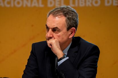 El expresidente español José Luis Rodríguez Zapatero durante la mesa en la Feria Internacional del Libro de Guadalajara. 