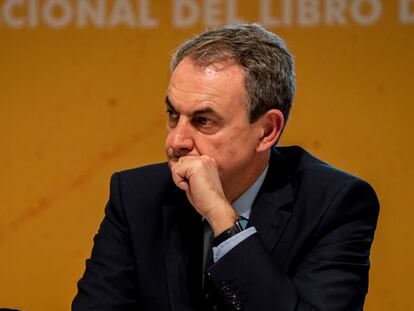 El expresidente español José Luis Rodríguez Zapatero durante la mesa en la Feria Internacional del Libro de Guadalajara. 