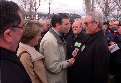 El lehendakari Juan José Ibarretxe con el obispo Setién en enero de 2001.