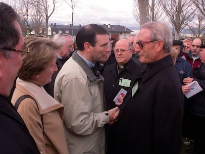 El lehendakari Juan José Ibarretxe con el obispo Setién en enero de 2001.