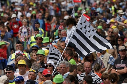 Un grupo de espectadores con la bandera regional de la bretaña francesa animan a los ciclistas en la novena etapa del Tour, disputada entre las localidades de Vannes y Plumelec el 12 de julio.