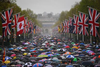 Un mar de paraguas recorría el sábado la avenida londinense The Mall, tras la coronación de Carlos III, mientras los ciudadanos esperaban el saludo de la familia real en el balcón del palacio de Buckingham.