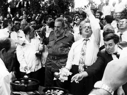 Fidel Castro y Manuel Fraga, el 28 de julio de 1992, preparando una queimada en L&aacute;ncara.