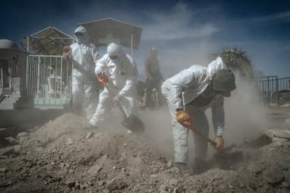 Trabajadores del Panteón Municipal de San Efrén, en Estado de México el 2 de Febrero de 2021.