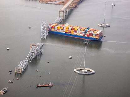 Vista del puente Francis Scott Key derrumbado por el impacto del carguero 'Dali' contra uno de sus pilares en Baltimore (Maryland, Estados Unidos).