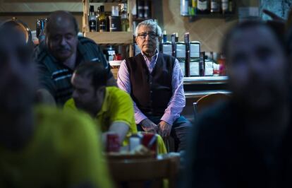 José María Esteve, un dels tres madridistes que hi ha a Alfés, mira el partit des de la barra del restaurant del poble, el Casal d'Alfés.