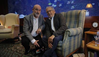 Los escritores Fernando Aramburu (i), y Héctor Abad Faciolince, este lunes en San Sebastián.