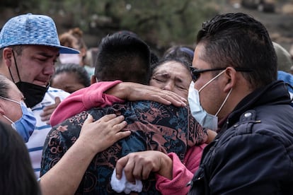 Familiares de Angélica Segura, una de las víctimas del accidente de metro en Ciudad de México, en su entierro en el Valle de Chalco, Estado de México, el pasado 6 de mayo.