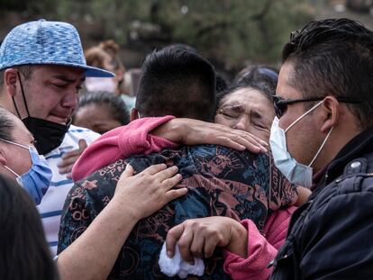 Familiares de Angélica Segura, una de las víctimas del accidente de metro en Ciudad de México, en su entierro en el Valle de Chalco, Estado de México, el pasado 6 de mayo.