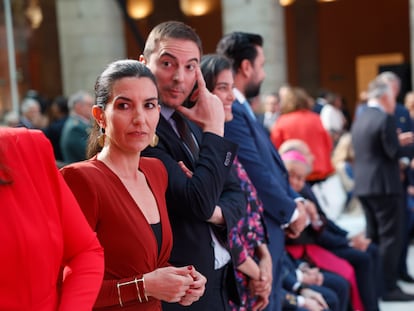 Los portavoces en la Asamblea, Rocío Monasterio ( VOX ) (i), y Juan Lobato (PSOE) asisten al acto institucional de imposición de las Grandes Cruces de la Orden del Dos de Mayo que preside la presidenta de la Comunidad de Madrid, Isabel Díaz Ayuso, este jueves en la Real Casa de Correos de Madrid.