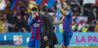 Quique Sánchez Flores felicita Messi després del derbi.