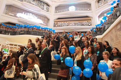 Trabajadores y directivos de Primark momentos antes de la inauguración.