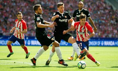 Vietto lucha por la pelota ante los jugadores del Sevilla.