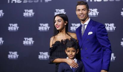Cristiano Ronaldo, su hijo, Cristiano Ronaldo Jr, y Georgina Rodriguez en la ceremonia de los FIFA Awards.