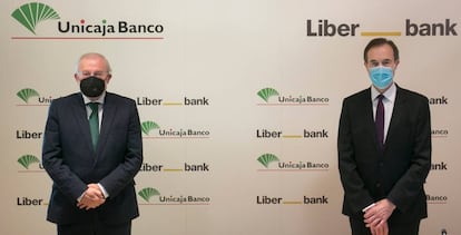 Manuel Azuaga, presidente de Unicaja, y Manuel Menéndez, consejero delegado de Liberbank, en diciembre.