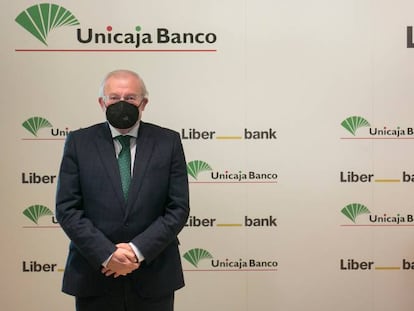 Manuel Azuaga (izquierda), presidente de Unicaja, y Manuel Menéndez, consejero delegado de Liberbank, durante la presentación del proyecto de fusión en diciembre de 2020.