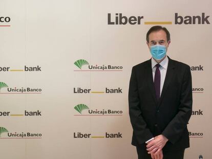 Manuel Azuaga, presidente de Unicaja, y Manuel Menéndez, consejero delegado de Liberbank, en diciembre.