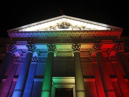 Fachada del Congreso de los Diputados iluminada con los colores de la bandera LGTBIQ. 