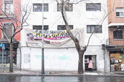 Fachada del edificio ocupado en Villalba.