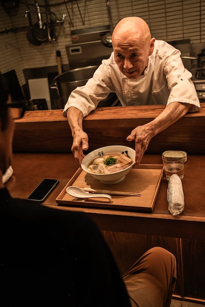 El chef Yatsushi Matsumura sirve su ramen en su restaurante Ginza Hichigo.