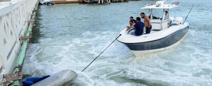 Vecinos y residentes de Venetian Island rescatan una pequeña embarcación en Miami Beach, Florida (EE UU).