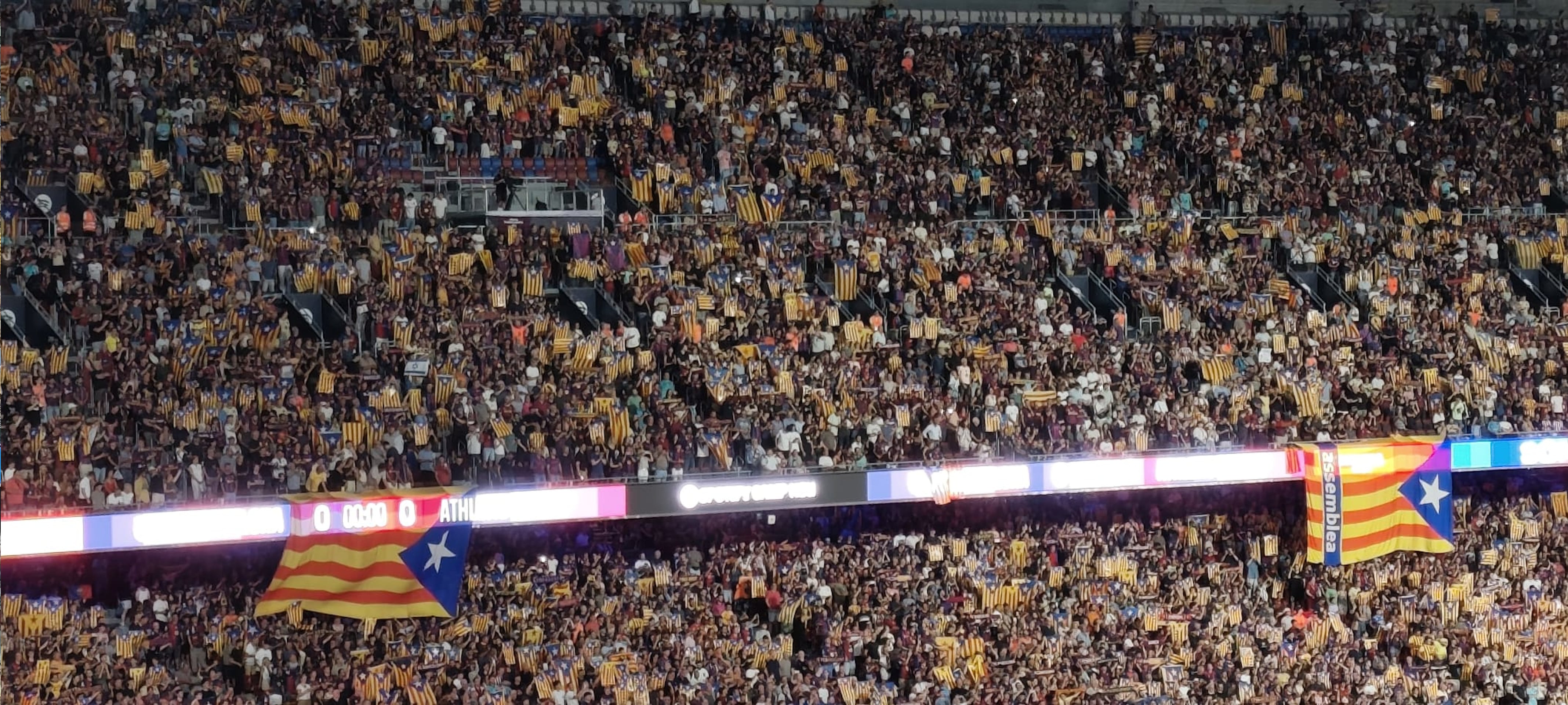 Las banderas independentistas toman el Camp Nou tras el llamamiento de Joan Laporta