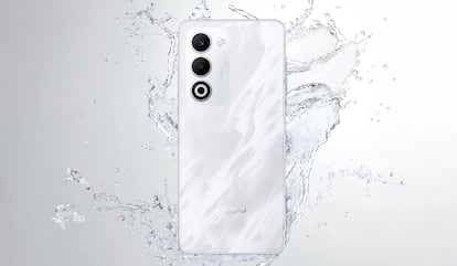 Teléfono OPPO A5 sumergido en agua