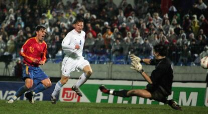 David Villa marca un gol con España ante Eslovaquia en el Mundial de 2006.