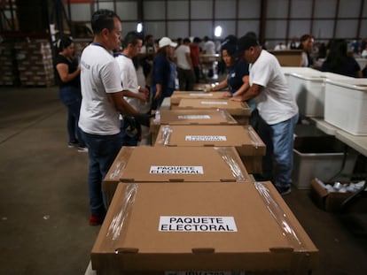 Trabajadores electorales sellan cajas con formularios antes de las elecciones presidenciales, en San Marcos, El Salvador.