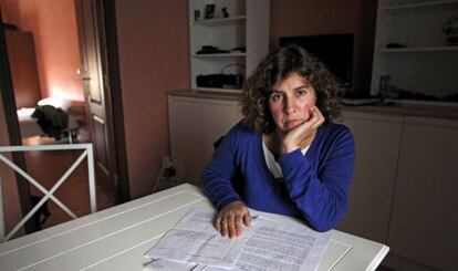 Milagros Carbajo, desahuciada de su vivienda, en su casa de alquiler en Madrid.