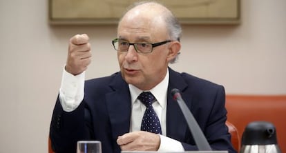 El ministro de Hacienda, Crist&oacute;bal Montoro, durante su intervenci&oacute;n en la comision de Hacienda en el Congreso.